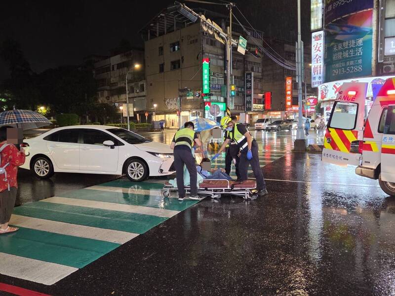 新店轎車右轉撞傷行人腦出血 稱天雨視線不良將開罰吊照