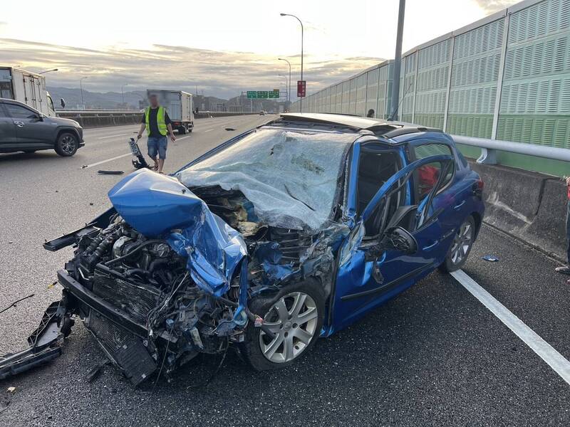 汐五高架3連撞! 小貨車駕駛分心釀禍2人送醫