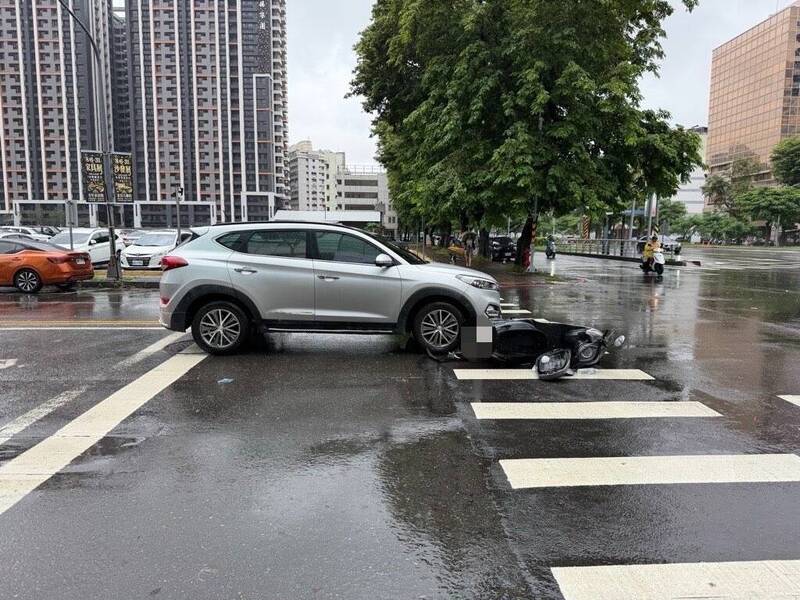 高雄路口紅燈越線 女駕駛跟車起步撞上機車
