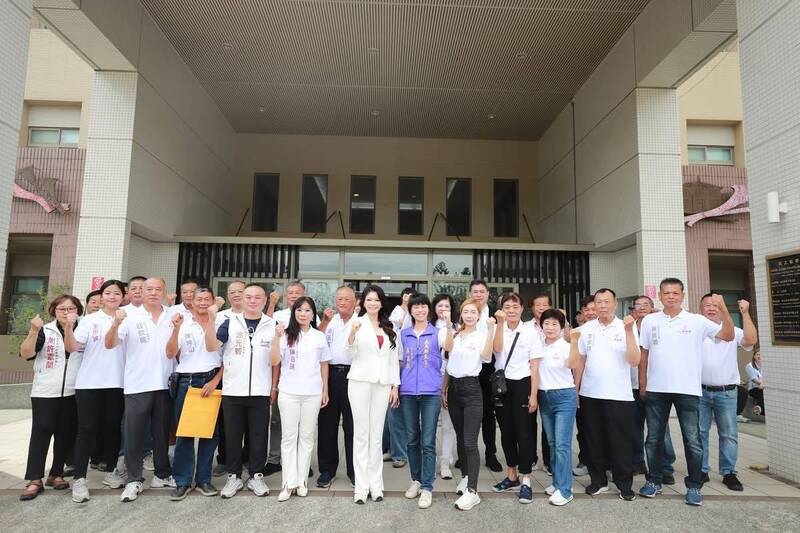 過半里長陪同力挺 黃嫈珺登記參選嘉縣朴子市長