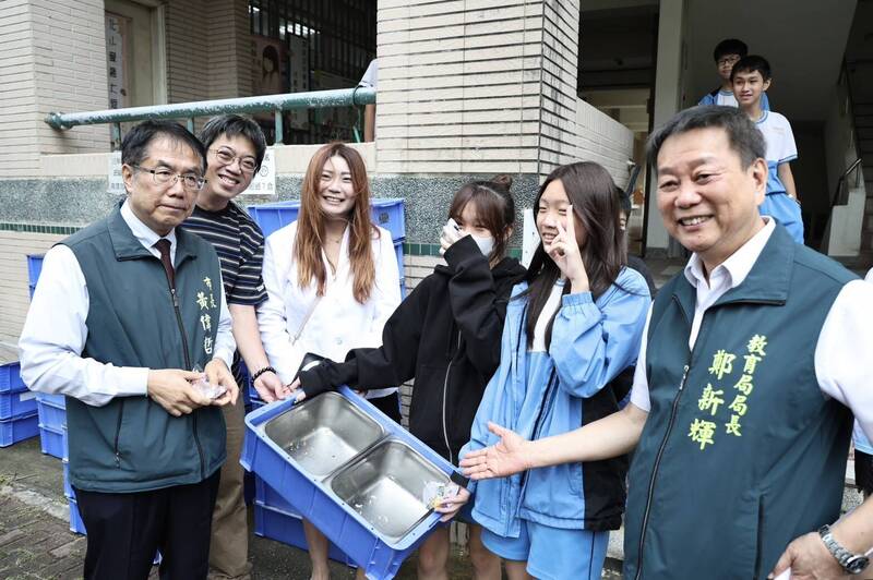 安平國中推動空盤惜食 黃偉哲查看回收餐桶表肯定
