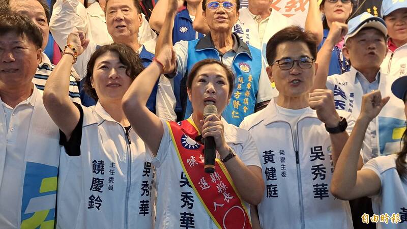 大雨中登記參選台東縣長 吳秀華重申「沒犯罪」會挺過勝選