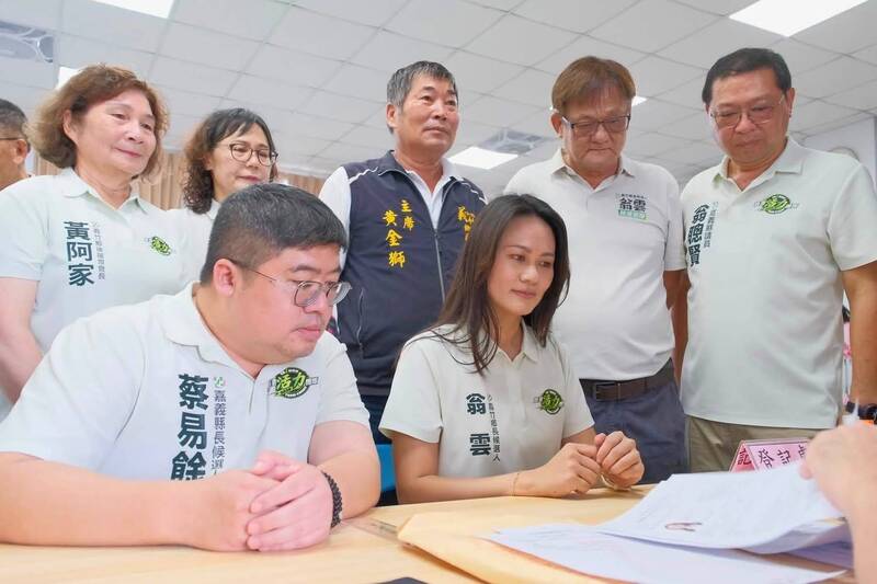 翁雲登記參選義竹鄉長 翁章梁、蔡易餘力挺