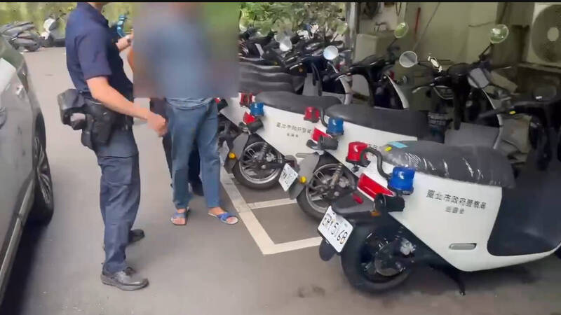木柵路紅線臨停惹惱他 男持鐵撬拉車門攻擊7旬翁