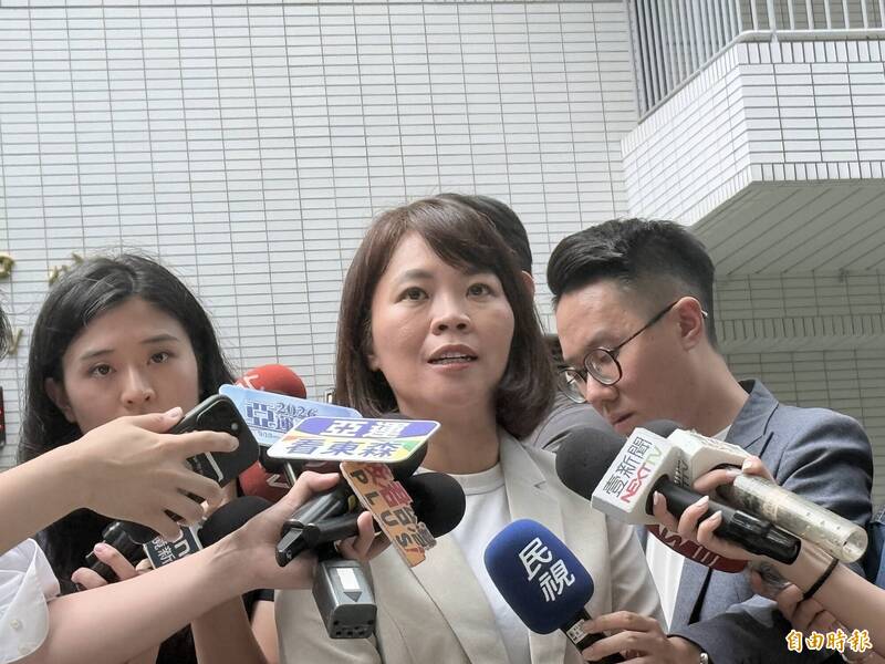蔣萬安長子放棄交換生補助 簡舒培引《魯冰花》:有錢人家孩子什麼都比較會?