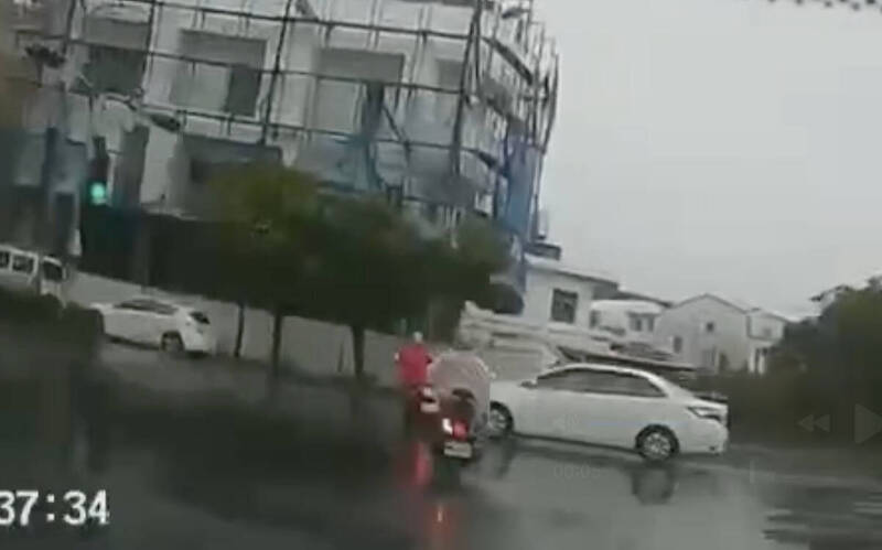 台東路口驚悚車禍!女騎士綠燈起步遭闖紅燈自小客撞飛