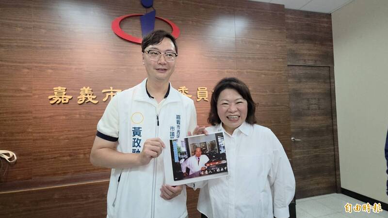 黃政融登記選嘉市議員 姑姑黃敏惠攜阿公黃永欽舊照「三代傳承」