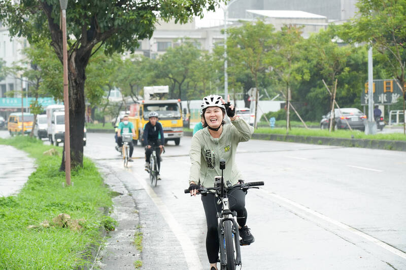 前媒體人呂慧瑜代表綠營參選太保市長 單車誓師拚改變