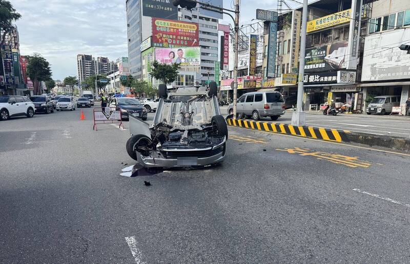 台中轎車自撞分隔島翻覆 女童、老翁等3人急送醫