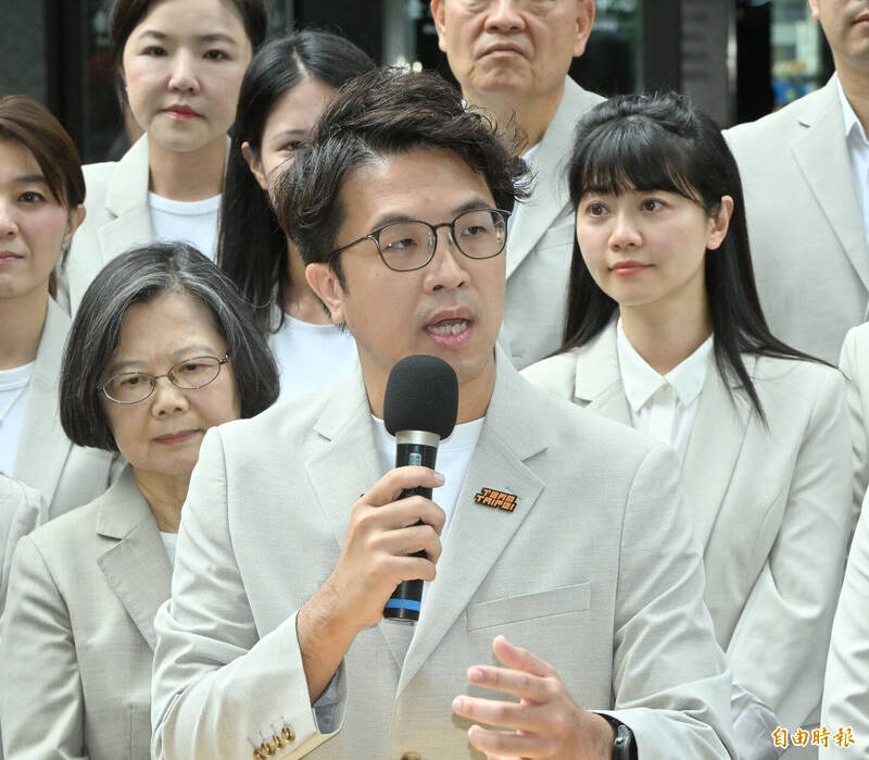高嘉瑜造勢一度忘穿米色外套 國民黨陳冠安狠批:她不游「洋流」