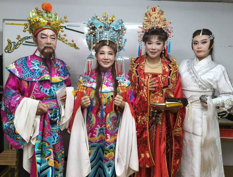 高雄大寮「白馬傳奇」化身歌仔戲 老幼三代共演《白馬的秘密》