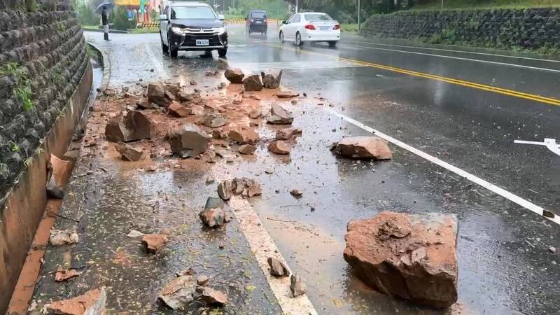 金門豪雨致廢棄碉堡崩塌 輪胎大巨石砸路險象環生