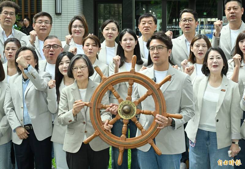 陪沈伯洋登記參選贈「船舵」 蔡英文：把台北帶往對的方向