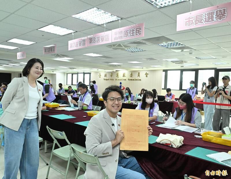 台北市長參選人沈伯洋前往台北市選舉委員會登記參選。（記者田裕華攝）