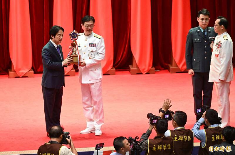 賴清德總統2日主持「115年軍人節暨全民國防教育日表揚活動」,親自頒獎給獲獎單位與個人。(記者張嘉明攝)
