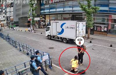 日本東京治安惡化?長髮妹當街「脫褲便溺」 3警路過無視挨轟