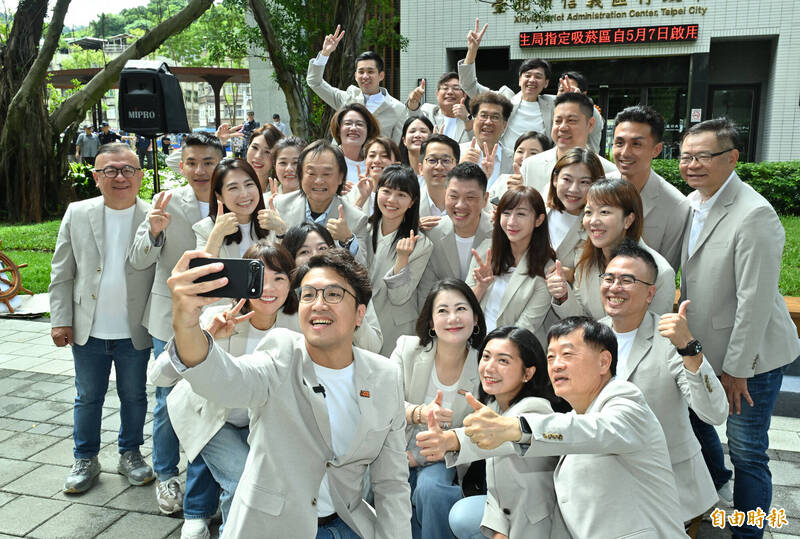 民進黨台北隊一致穿上米色NET西裝外套登記參選。（記者田裕華攝）