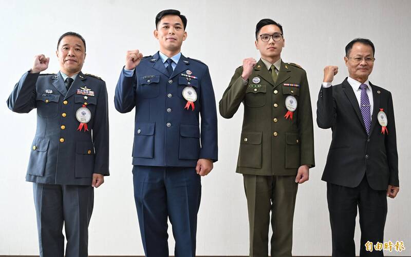 115年軍人節暨全民國防教育日表揚活動受訪人員,航空602旅突擊直升機作戰隊長龔育霖(左起)、防空暨飛彈第六一三營第三連連長吳志謙、憲兵239營上士人事兼行政士賴淯霖與後備指揮部全國委顧團全國總團長姜文郎。(記者張嘉明攝)