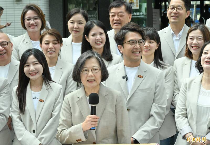 前總統蔡英文今天陪同民進黨籍台北市長參選人沈伯洋前往台北市選舉委員會登記。（記者田裕華攝）