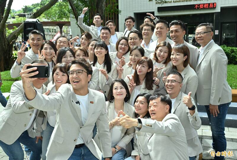 沈伯洋與北市議員參選人合照。（記者田裕華攝）