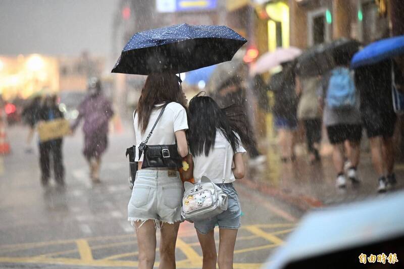 2颱風路徑曝!沙德爾外圍環流攪局 今明雨彈襲台、局部防豪大雨