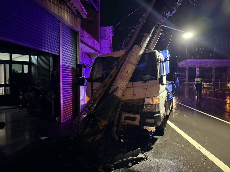 大貨車撞斷電桿釀禍 高雄阿蓮677戶今早9點半停電修復