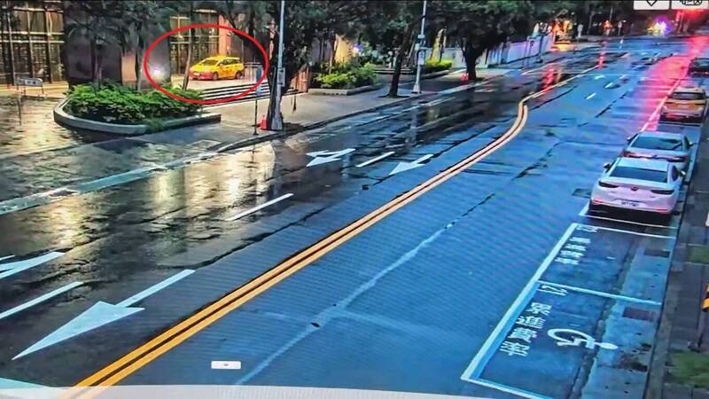 小黃運將不滿判決 開車衝撞北檢監視器畫面曝光