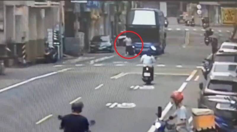 桃市男子突衝馬路擋遊覽車 駕駛急煞驚險畫面曝光