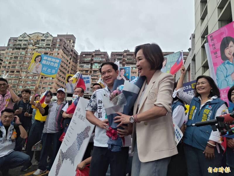 獻花柯志恩 民眾黨議員參選人林于凱:看過世界、才知高雄下一步往哪走