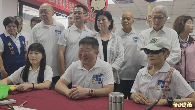 葉霸老師等跨黨派力挺! 張峻登記參選喊「翻轉花蓮」