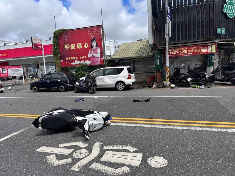 搶快跨雙黃線釀禍!宜蘭2機車猛撞波及路停轎車 3人噴飛送醫