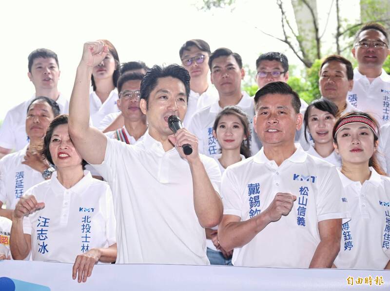 出師不利!蔣萬安陪藍小雞登記 麥克風出包演說遭卡