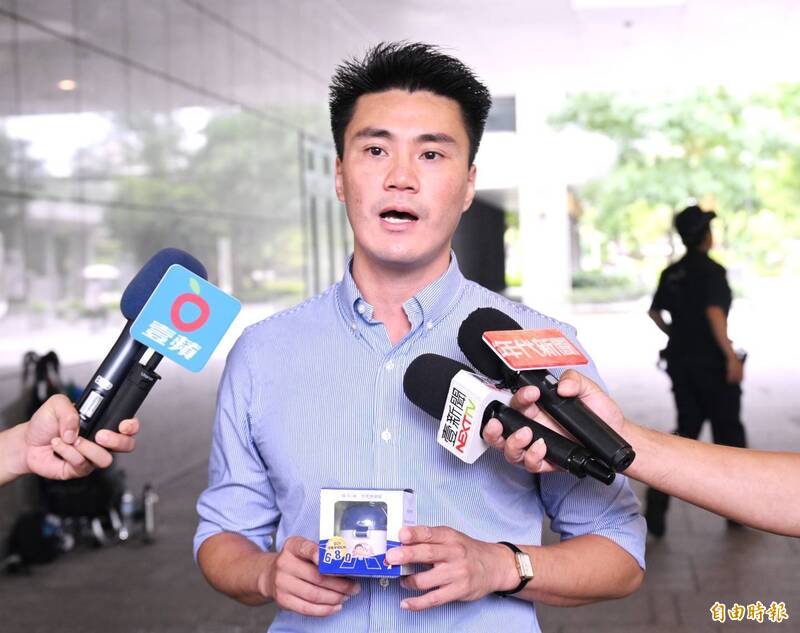 蔣萬安陪藍營小雞登記 丁瑀到場嗆:市政一塌糊塗
