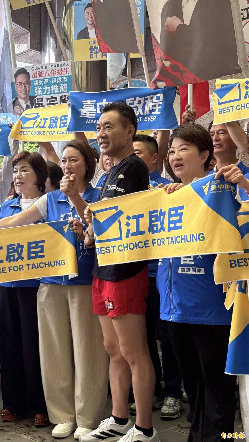 93軍人節 江啟臣穿著海龍蛙人裝冒雨跑步登記參選