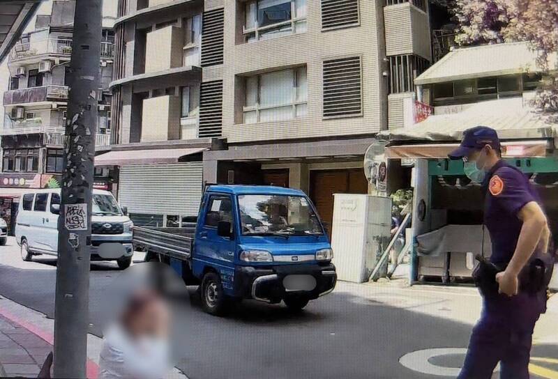 8旬婦暈眩跌坐車流 暖警巡邏伸援手