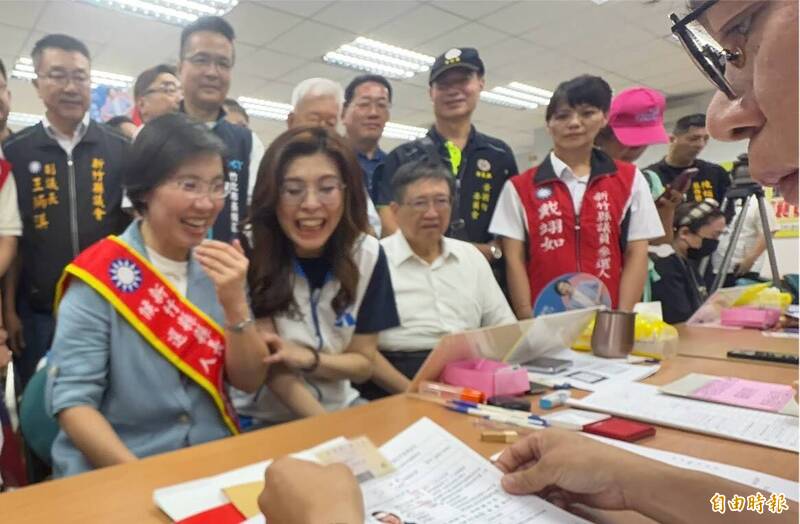 鄭麗文曝高虹安登記用「韓風大頭照」 徐欣瑩笑喊想嘗試