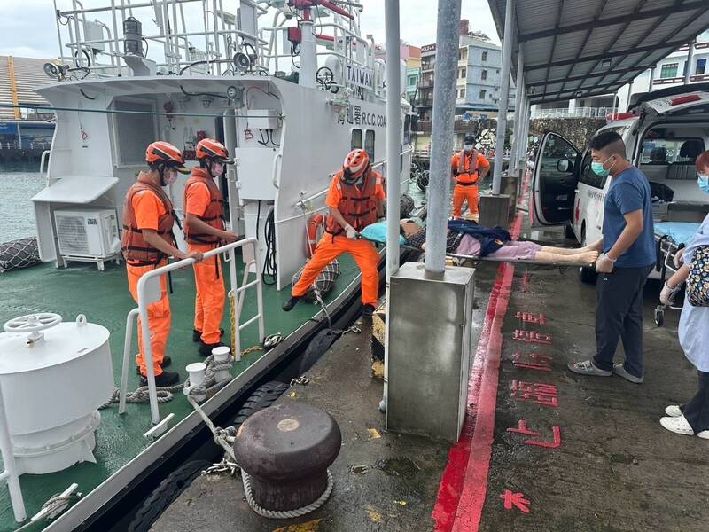 9級風浪船班停駛!小琉球8旬婦急性肺炎 海巡艇搏浪後送本島
