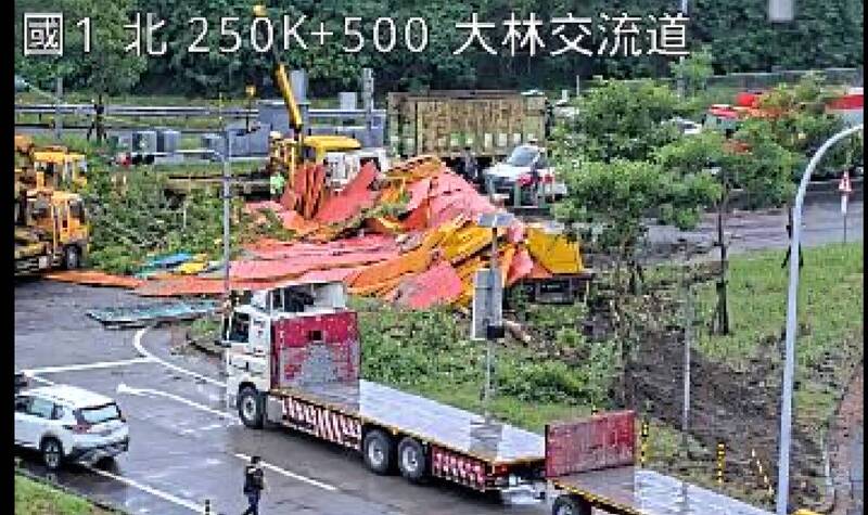 國道1號大林交流道車輛翻覆 1人受傷送醫