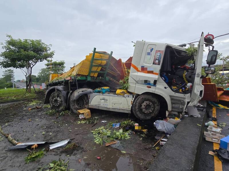 林男駕駛半聯結車疑未減速撞上三角槽化島。（警方提供）