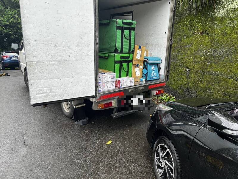 斜坡卸貨忘拉手煞車 基隆女司機遭倒退嚕貨車夾傷腳