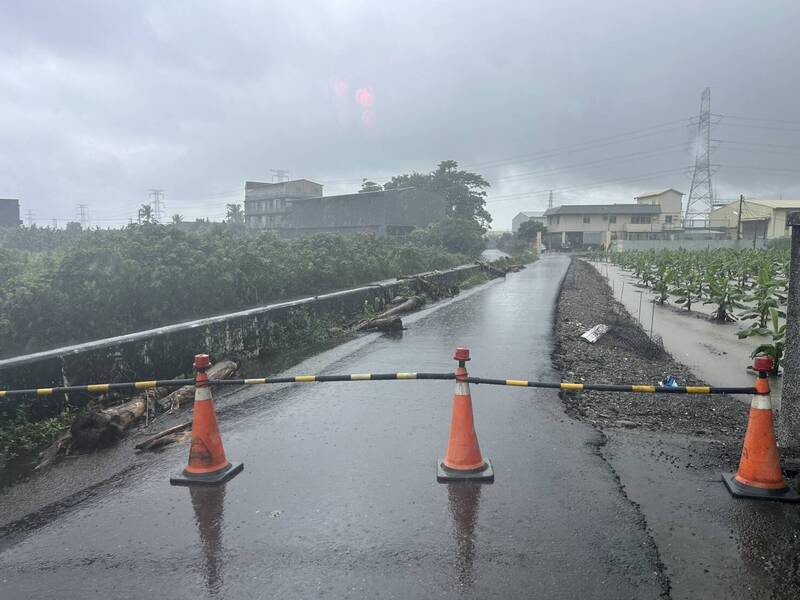高市大寮區濃公路開裂封閉 水利局:無立即危險、雨停立即修復