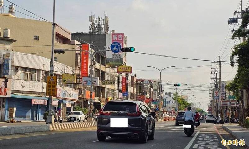 又見行人地獄!彰化秀水學生無助站在斑馬線 連續5台車不停讓