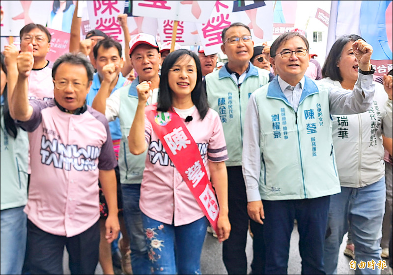 陳瑩登記選台東縣長 賴坤成、劉櫂豪力挺