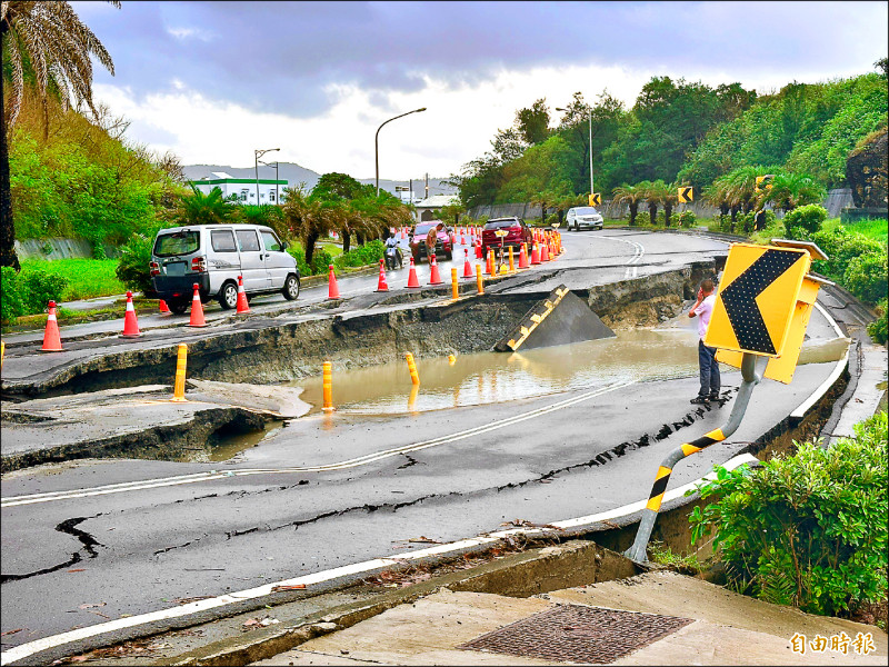 台26線石牛溪段塌陷 北上車道雙向通行