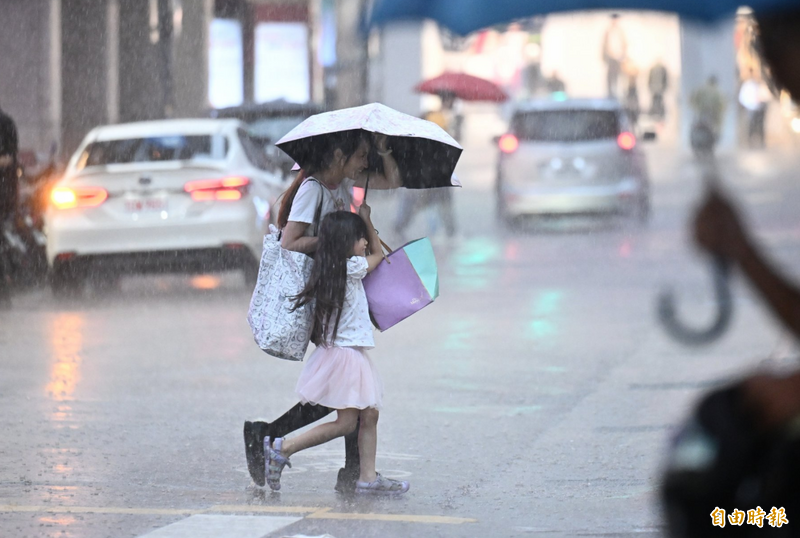 2颱風路徑難捉摸!吳德榮曝今「2地」防劇烈天氣 南部下週擺脫多雨