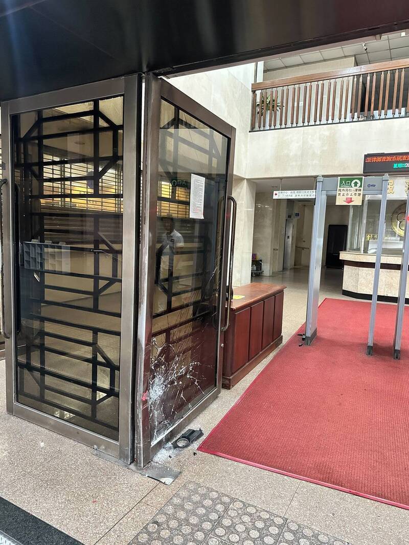 運將清晨開車撞擊台北院、檢大門 北檢:嚴正譴責暴力行為