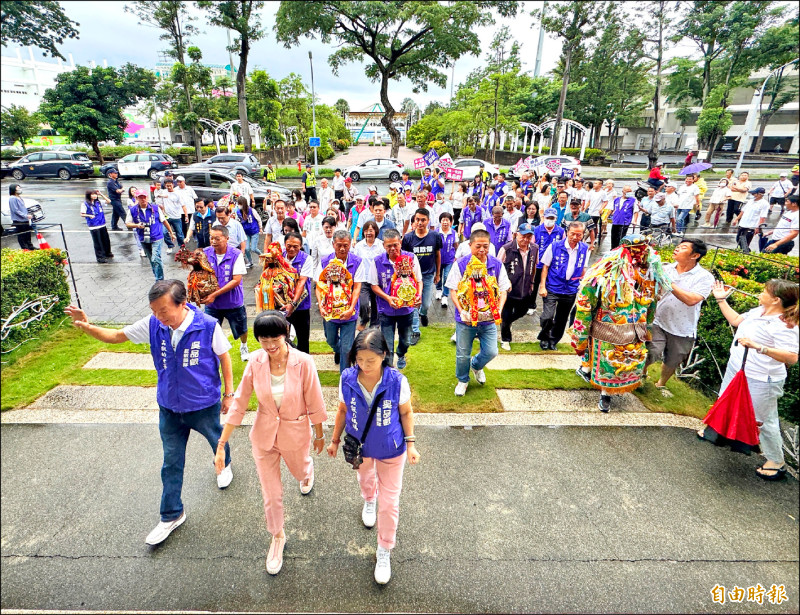 接棒翁章梁 蔡易餘登記參選喊「黃金十年」