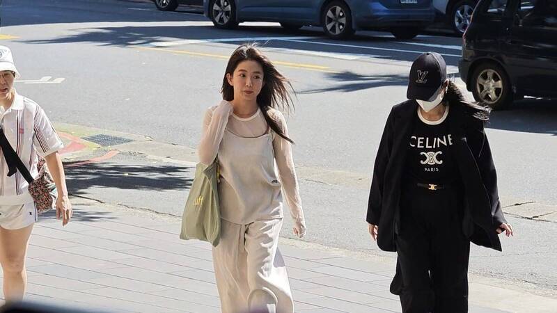 撕社區公告被週刊曝光!郭書瑤怒追監視器外流 「內鬼」身分查不出