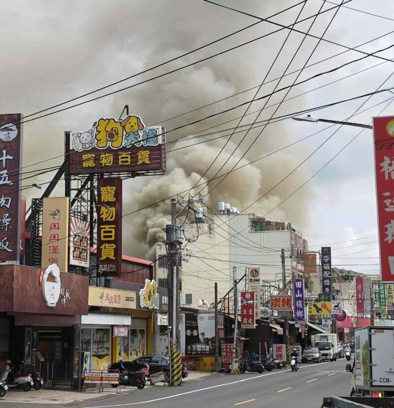 高雄鐵皮工廠火警 濃煙竄高、消防局破門搶救