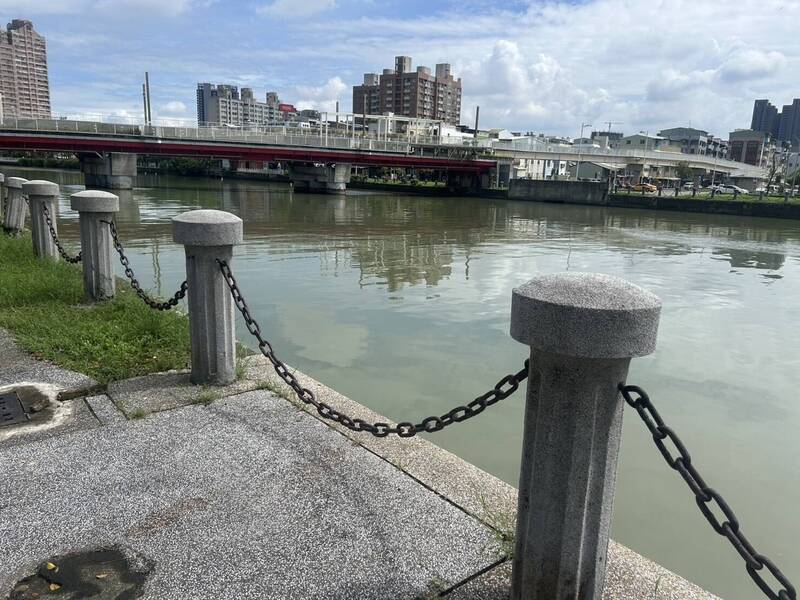 高雄愛河驚見浮屍 64歲男子遺體打撈上岸